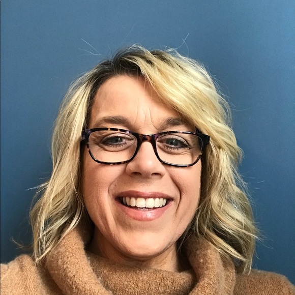 Meet your Posher, Lorie - Picture 2 of 2